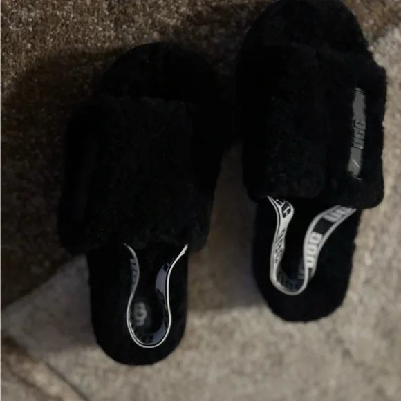 UGG Kids Black Fluffy Slippers - Picture 3 of 3